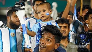 গালে পতাকার আলপনা আঁকাতে সাবধানতা