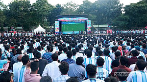 খোলা জায়গায় বিশ্বকাপ ফুটবলের চূড়ান্ত প্রতিযোগিতা দেখতে সতর্কতা
