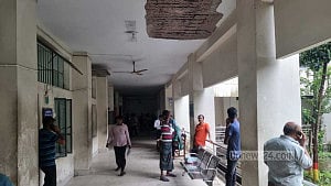 বাগেরহাট আদালত ভবনের পলেস্তারা খসে পাঁচ বিচারপ্রার্থী আহত