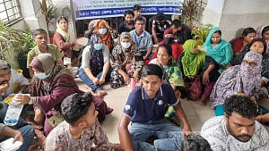 আউটসোর্সিং: বাগেরহাট হাসপাতালে তত্ত্বাবধায়কের কার্যালয়ে তালা দিয়ে বিক্ষোভ