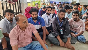 পুনর্বহালের আশ্বাসে বাগেরহাট হাসপাতালের ৬৬ কর্মচারীর কর্মসূচি প্রত্যাহার