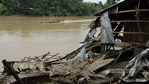 বান্দরবানে পানি নামছে, কাদাভরা ঘর এখন দুর্ভোগ