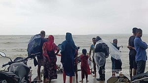 বরগুনায় শুভসন্ধ্যা সৈকতে গোসলে নেমে পর্যটক নিখোঁজ