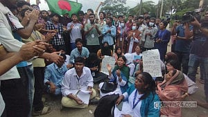 বরিশালে ৫ ঘণ্টা সড়ক অবরোধ করে এইচএসসি পরীক্ষার্থীদের বিক্ষোভ