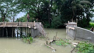 বরিশালে ঢালাইয়ের সময় ভেঙে পড়ল সেতুর পাটাতন