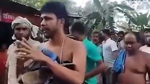 বরিশালে নবীকে নিয়ে কটূক্তির অভিযোগে যুবককে মারধর, গলায় জুতার মালা