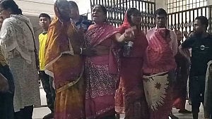 বরগুনায় হাসপাতাল থেকে গৃহবধূর লাশ উদ্ধার, স্বামীর বিরুদ্ধে হত্যার অভিযোগ