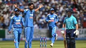 ভারতীয় পেসারকে সতর্ক করল আইসিসি