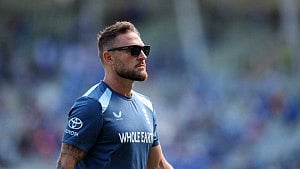McCullum apologises for England's Test results