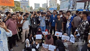 চাঁদপুরে সড়ক অবরোধ করে শিক্ষামন্ত্রীর পদত্যাগ দাবি