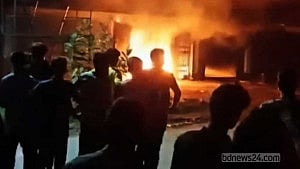 চাঁপাইনবাবগঞ্জে টিসিবির গুদামে আগুন, নেভাতে গিয়ে ভ্যানচালকের মৃত্যু