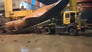 চট্টগ্রাম বন্দরে ক্রেইন ছিঁড়ে কনটেইনার পড়ল নিচে