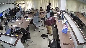 চট্টগ্রামে ‘চাঁদা না পেয়ে’ ইন্টারনেট সেবার কোম্পানিতে ভাঙচুর, লুট