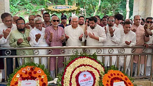 চট্টগ্রামে জিয়ার প্রথম সমাধিতে সমাজকল্যাণমন্ত্রীর শ্রদ্ধা