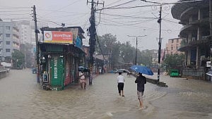 চট্টগ্রামে বৃষ্টিতে দেয়াল ধসে নিহত ১, শিশুসহ আহত ২