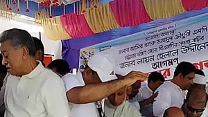 অর্থমন্ত্রী ত্রাণ বিতরণের সময় ভেঙে পড়ল মঞ্চ