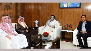 Minister asks Saudi envoy to cut Hajj costs