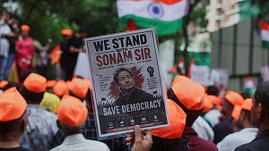 ভারতে ককরোচ পার্টির কর্মীদের ‘সংসদ চলো’ কর্মসূচি আটকে দিল পুলিশ