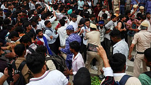 ভারতের ককরোচ পার্টির সংসদ অভিমুখি মিছিলে পুলিশের লাঠিচার্জ