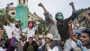 শিক্ষামন্ত্রীর পদত্যাগের সম্ভাবনা নেই বলছে এনডিটিভি, ককরোচের ২৪ ঘণ্টার ‘আল্টিমেটাম’