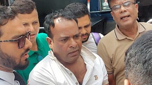 আদালত থেকে বের হতেই ধরল ডিবি, জামিনের তথ্য পেয়ে মুক্তি
