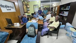 উদ্ধারকারী জেলেকে নৌকা দিতে চান দুই শ্রীলঙ্কান, লাগবে আদালতের অনুমতি