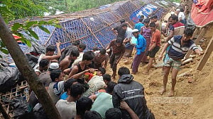 রোহিঙ্গা ক্যাম্পে পাহাড়ধসে নিহত ৫: ‘ছাত্রীরা কোরআন পড়ছিল, মুহূর্তেই সব শেষ’