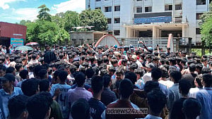 সারাদেশে একসঙ্গে এইচএসসি পরীক্ষা নেওয়ার দাবিতে চট্টগ্রামে বিক্ষোভ