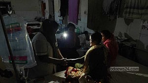 জলমগ্ন কুমিল্লা হাসপাতাল ১২ ঘণ্টা ধরে বিদ্যুৎহীন, চলে যাচ্ছেন রোগীরা