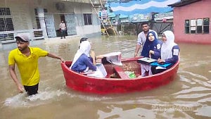 ৩ ঘণ্টার বৃষ্টিতে জলমগ্ন কুমিল্লা, নৌকায় চড়ে পরীক্ষাকেন্দ্রে এইচএসসি পরীক্ষার্থীরা