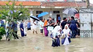 বৃষ্টি-জলাবদ্ধতায় পরীক্ষা দিতে না পারলে 'ফের সুযোগ', ভুলপ্রশ্নে 'ফুল মার্কস'