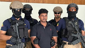 কাস্টমসের সার্ভার জালিয়াতি করে মদ ও সিগারেট খালাসের চেষ্টা, গ্রেপ্তার ১