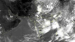 উপকূল অতিক্রম করে দুর্বল হচ্ছে গভীর নিম্নচাপ, ৩ নম্বর সংকেত বহাল