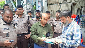 ধানমন্ডিতে স্কুলের সামনে থেকে বখাটেদের ছত্রভঙ্গ করল ডিএসসিসি