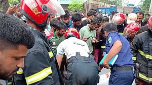 দিনাজপুরে ট্রাক্টরের চাকায় পিষ্ট হয়ে বাইক চালক নিহত, স্ত্রী হাসপাতালে