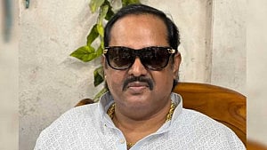 ডিপজলের বিরুদ্ধে খালাতো ভাইয়ের ‘মানহানি’ মামলা