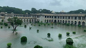 ভারি বৃষ্টিতে ঢাকা বিশ্ববিদ্যালয়ে জলাবদ্ধতা, ক্লাস বাতিল
