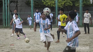 শহরে ফুটবলের হাওয়া