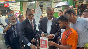 বাংলা কিউআর ব্যবহার করে কেনাকাটা করলেন অর্থ উপদেষ্টা