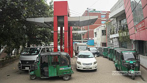গ্যাস সংকটে ফিলিং স্টেশনে গাড়ির জট