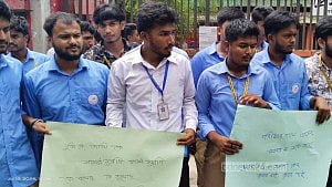 শিক্ষামন্ত্রীর পদত্যাগ দাবিতে গোপালগঞ্জে পরীক্ষা শেষে বিক্ষোভ