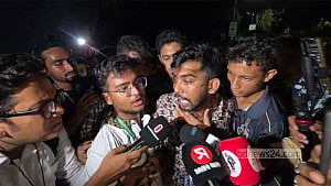 সড়ক ছাড়লেন এইচএসসি পরীক্ষার্থীরা, বুধবারের পরীক্ষা স্থগিত নাহলে ‘লং মার্চ’