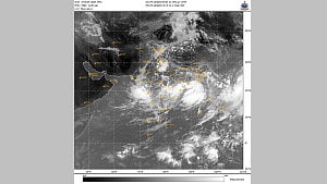 সুস্পষ্ট লঘুচাপের প্রভাবে বাড়ছে বৃষ্টি, সতর্ক সংকেত বহাল