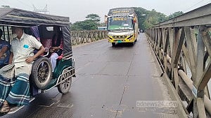 ঝুঁকিপূর্ণ ঘোষণার ১০ বছরেও হয়নি নতুন সেতু, শঙ্কা নিয়েই চলাচল