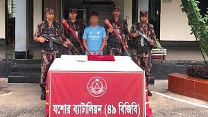 যশোরে যুবকের প্যান্টের পকেটে মিলল সোয়া কোটি টাকার সোনার বার