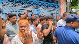 যশোরে মাদ্রাসা শিক্ষার্থীকে মারধর, এমপির বাড়ির সামনে বিক্ষোভ-হামলা