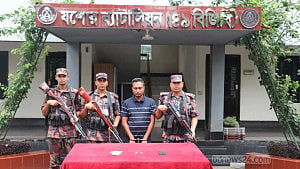 যশোরে বিজিবি ক্যাম্পের পাশ থেকে সোনার বারসহ আটক ১