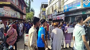 শিক্ষামন্ত্রীর পদত্যাগ দাবিতে ঝালকাঠিতে সড়ক অবরোধ