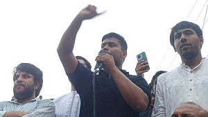 ব্যবসায়ীদের টাকায় যারা সংসদে যায়, তারা জনগণের কথা বলেন না: হাসনাত
