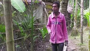 ঝালকাঠির জঙ্গলে একাকী জীবনে এক যুবক